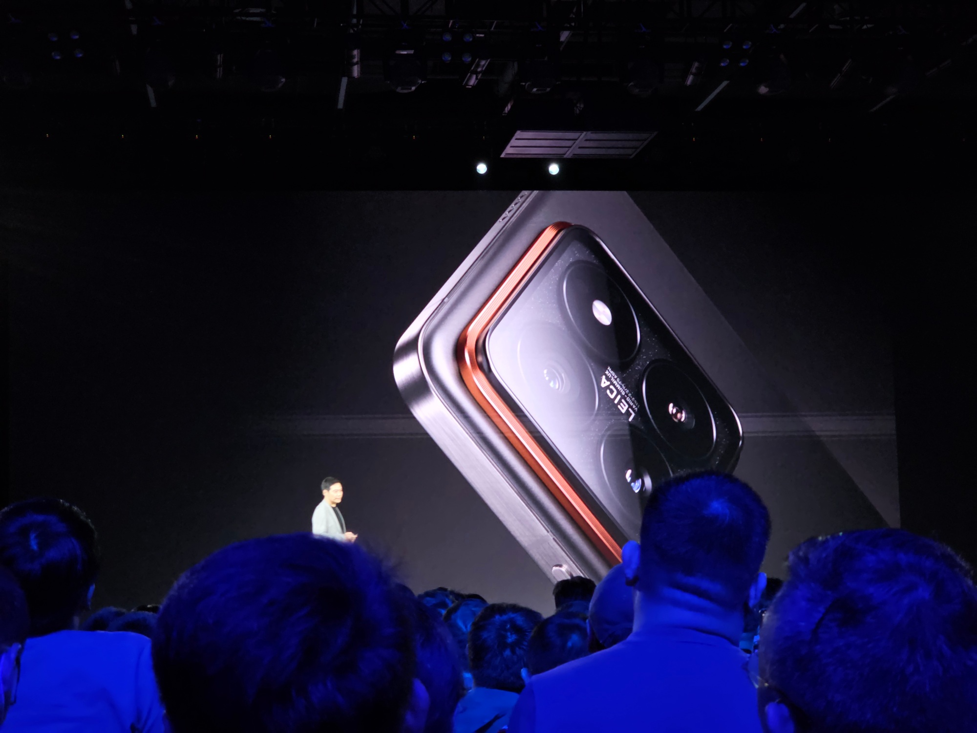 Titan Xiaomi 14 Pro qanday qilib o'zini shikastlanishdan himoya qiladi. Xiaomi materialning afzalliklari haqida gapirdi