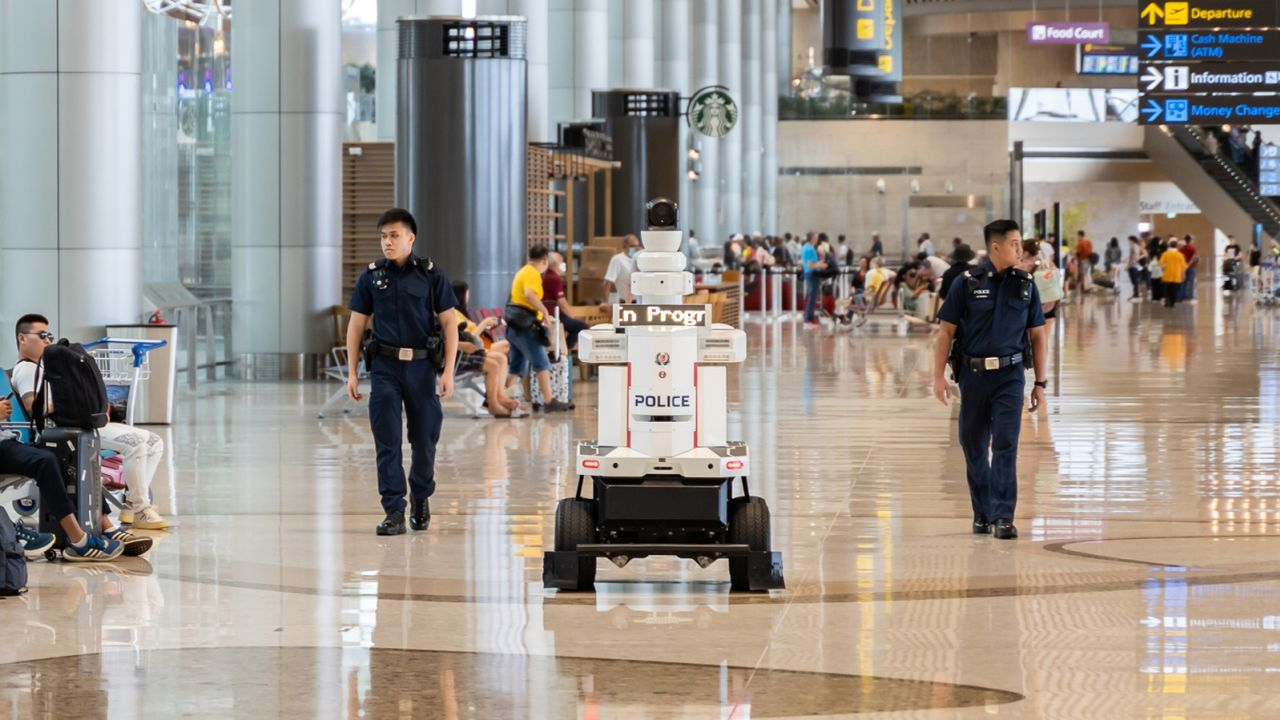 Singapur aeroporti politsiya robotlari tomonidan qo'riqlanyapti