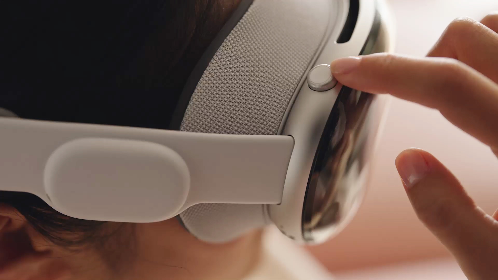 Apple Vision Pro minigarniturasining batareyasi ba'zi smartfonlarga qaraganda kichikroq, bu esa batareyaning yomon ishlash muddatini tushuntiradi