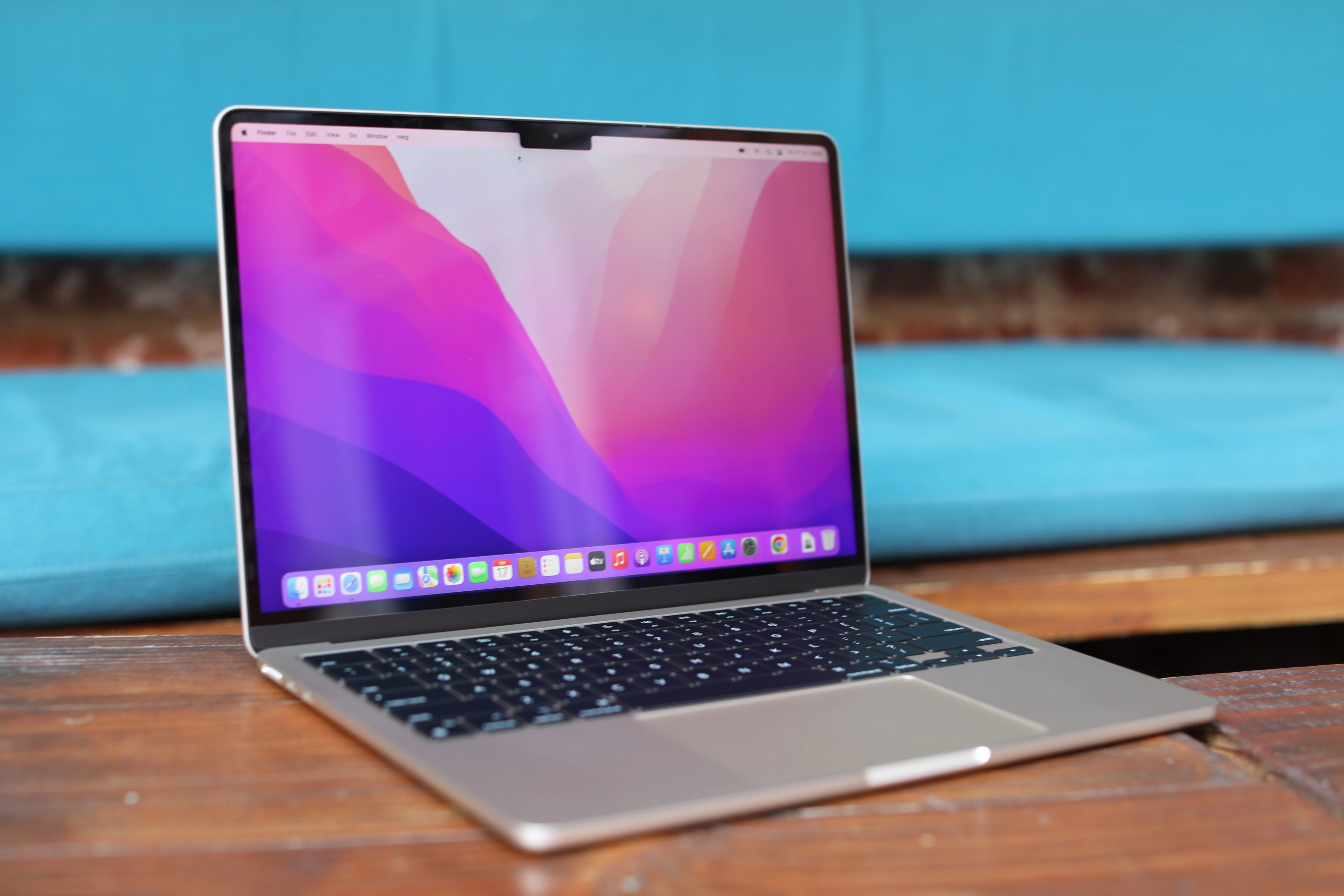 M2-dagi yangi MacBook Air haddan tashqari qizib ketish va qotib ishlashdan aziyat chekmoqda.  Natijada, yangi platforma, ayniqsa, eskisidan tezroq emas.