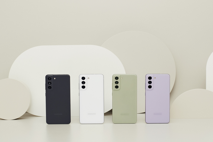 Samsung Exynos-ni Snapdragonga almashtirdi, xotira qo'shdi va narxni ancha oshirdi. Endi Hindistonda siz yangilangan Galaxy S21 FE ni sotib olishingiz mumkin