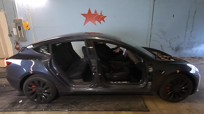 Tesla eshiklar va bagaj qopqog'i yo'qligidan xijolat bo'lmaydi. Blogger qiziqarli tajriba o'tkazdi