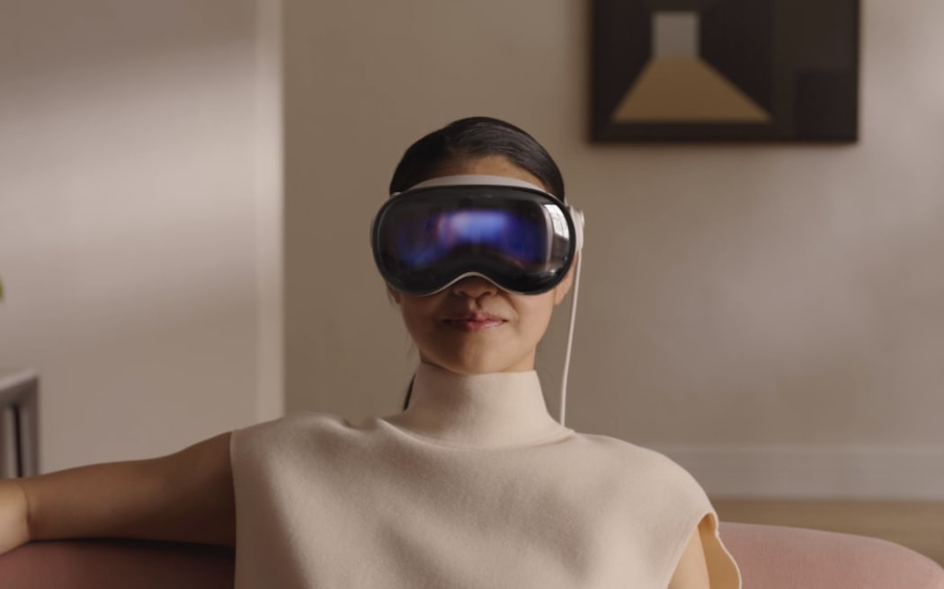 Tomoshabinlar Apple Vision Pro narxidan hayratda qolishdi. Garnituraning tan narxi hisoblab chiqilgan va 1500 dollarga baholangan