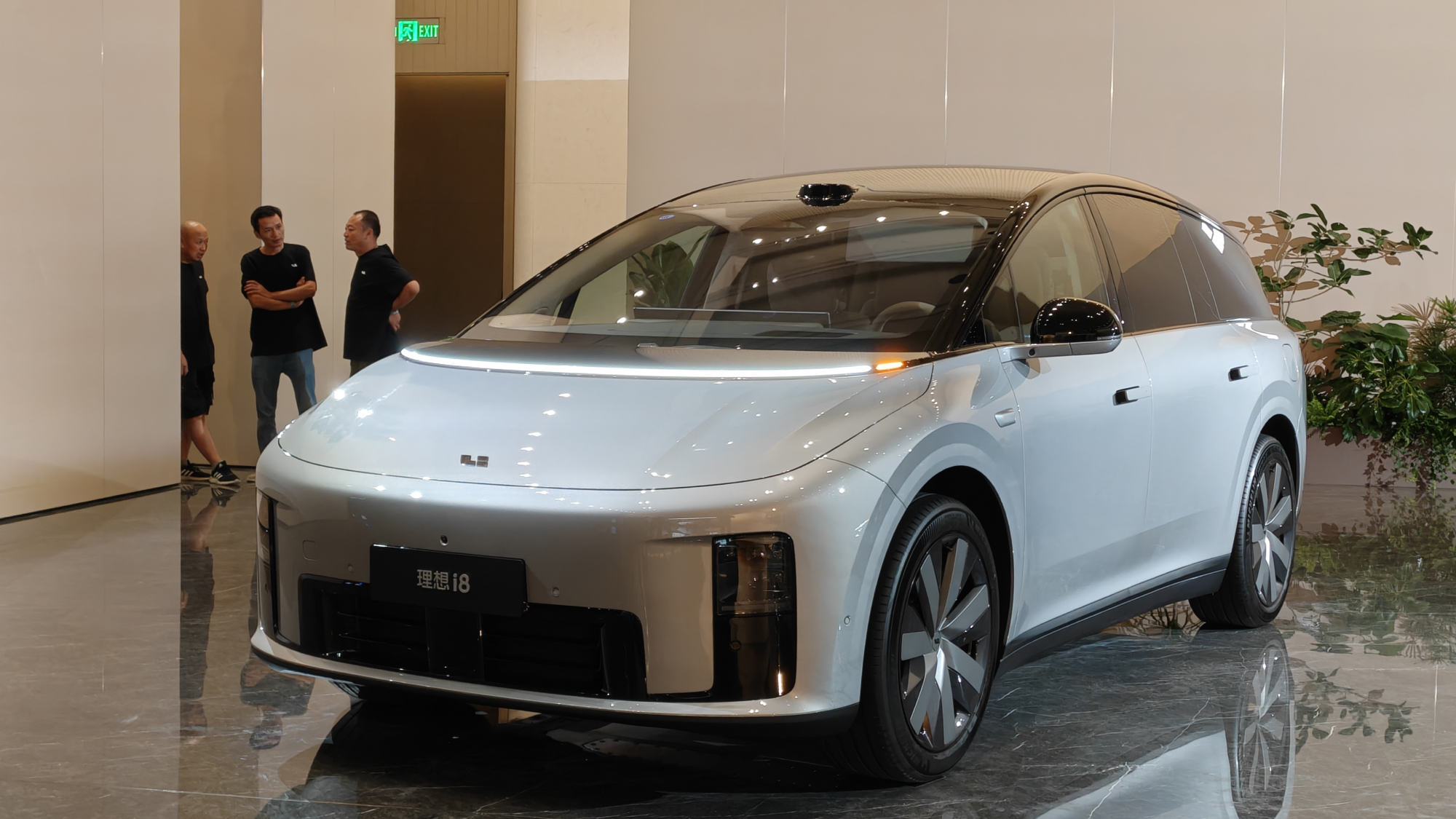 10 yil davomida ishlab chiqarilgan eng so‘nggi Li Auto avtomobili superxitga aylandi: bir necha kun ichida Li i8’ga 30 000 dan ortiq kishi buyurtma berdi.