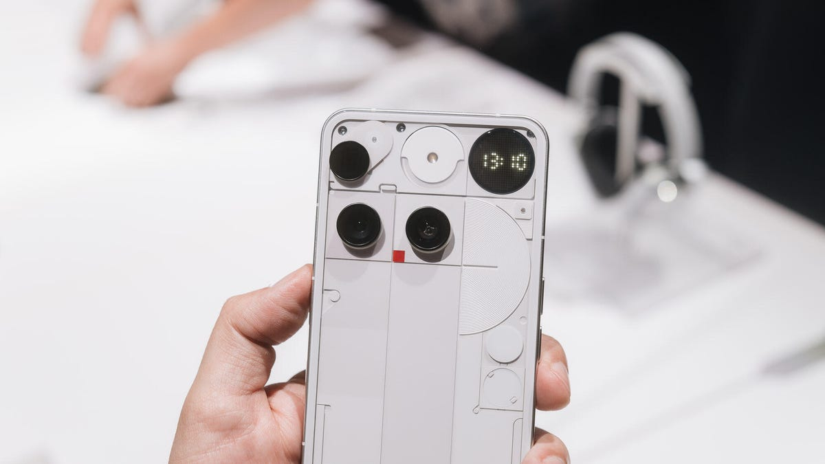 Eng yangi Nothing Phone (3) kamerasi, quvvatlash va boshqalarni yaxshiladi