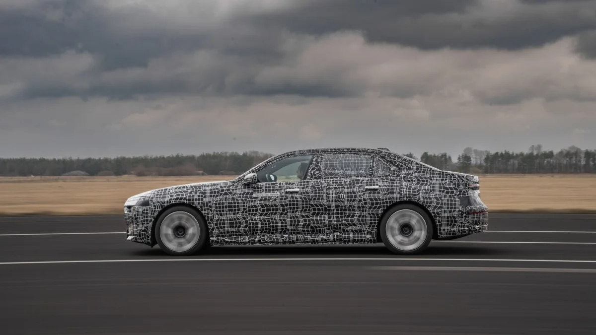BMW i7 Protection va BMW 7 Series Protection taqdim etildi, ular o'qlar, granatalar va kamikadze dronlaridan himoyalngan avtomobildir