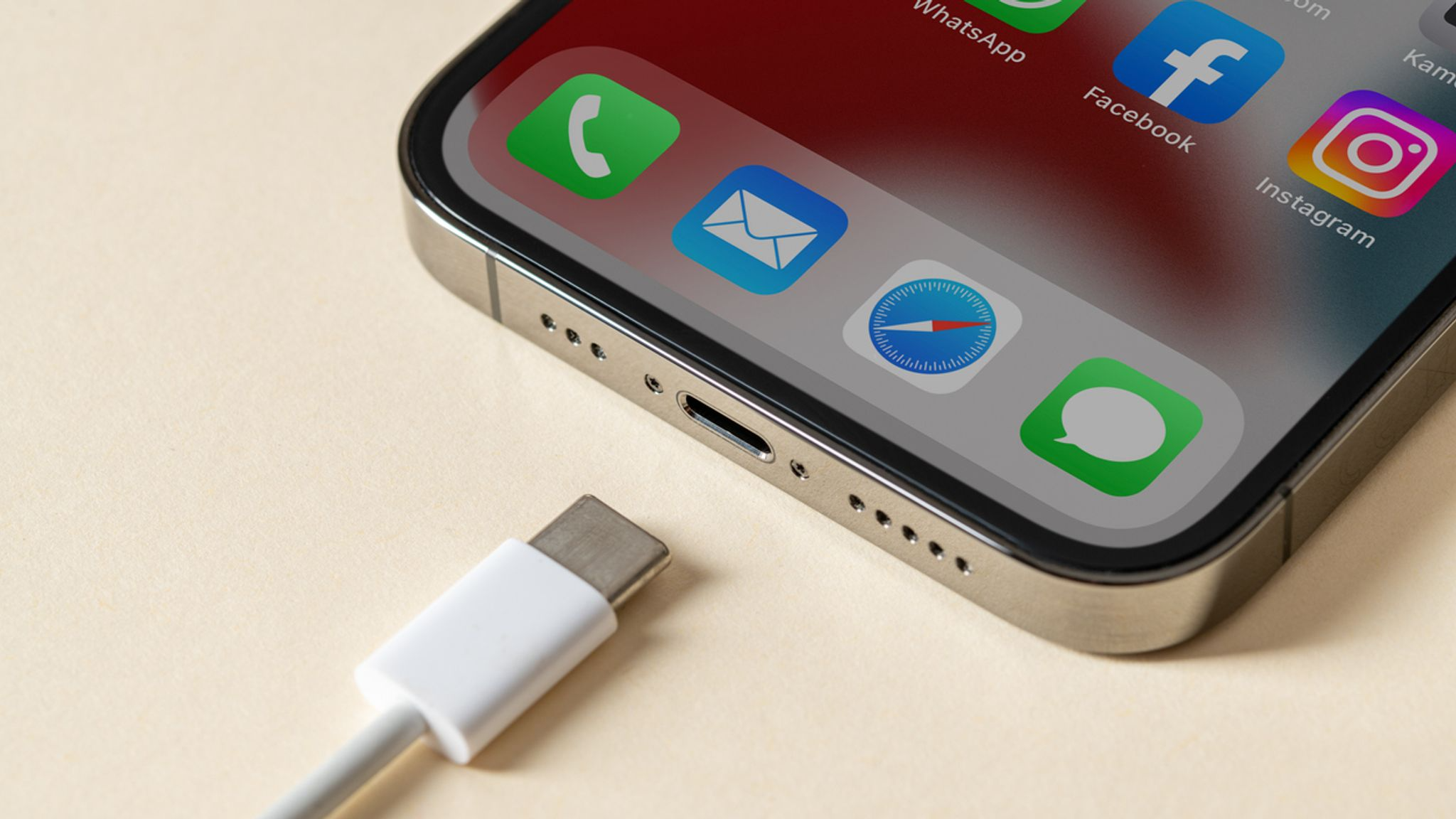 iPhone 15 boshqa iPhone va Android smartfonlarini quvvatlantirishi mumkin, ammo zaryadlash tezligi juda sekin