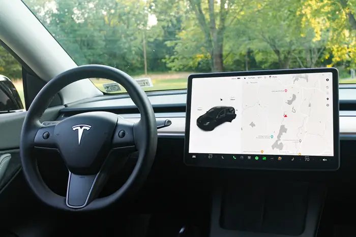Ilon Maskning aytishicha, Tesla avtopilot tizimi beta-versiyadan chiqish arafasida